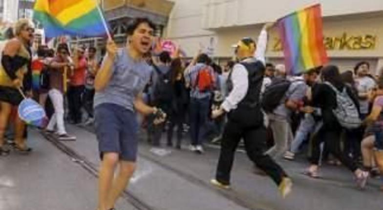 Гей-парад в Турции закончился, едва начавшись