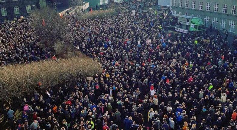 Оффшорный бизнес премьер-министра Исландии стал причиной многотысячных протестов