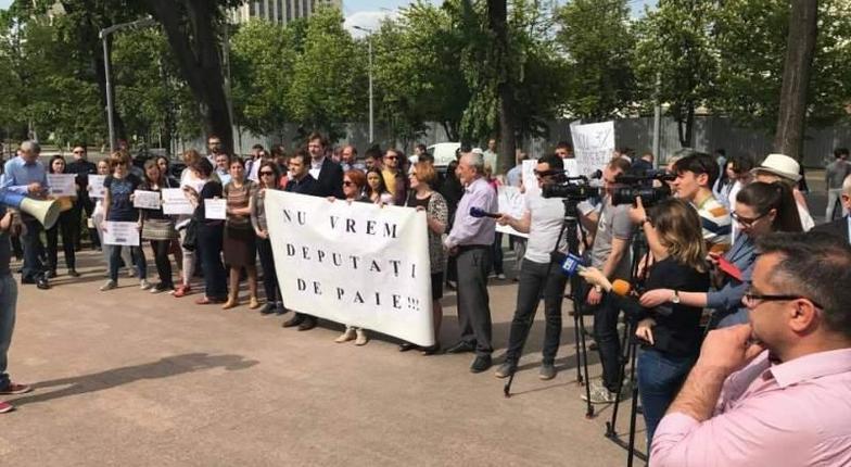Намерения Додона и Плахотнюка спровоцировали стихийный протест у парламента (ФОТО)