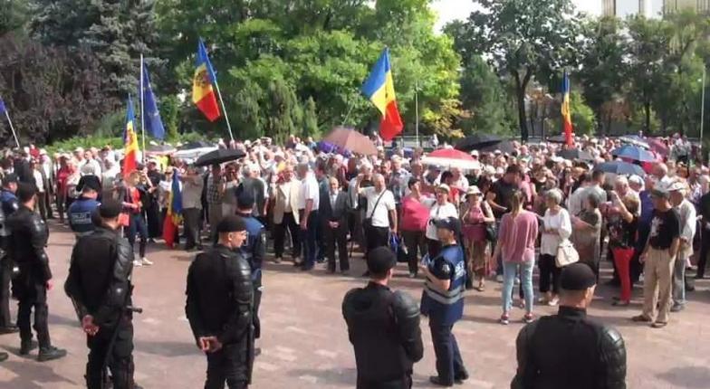 Сотни граждан вышли на протест к парламенту