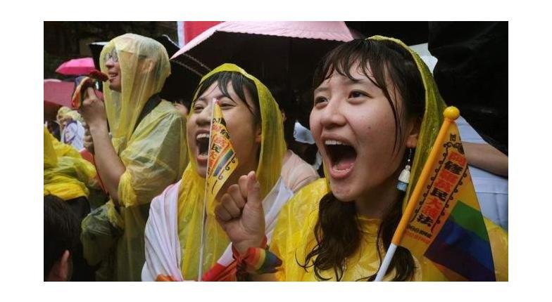 Впервые в Азии: Тайвань узаконил однополые браки