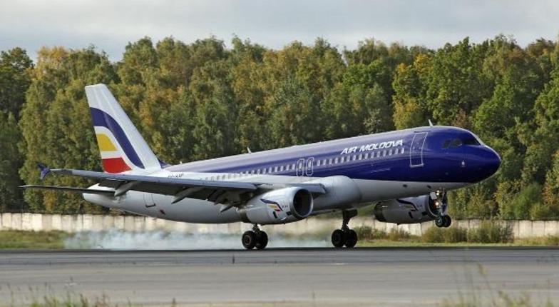 Самолет Москва-Кишинев совершил аварийную посадку на одном двигателе