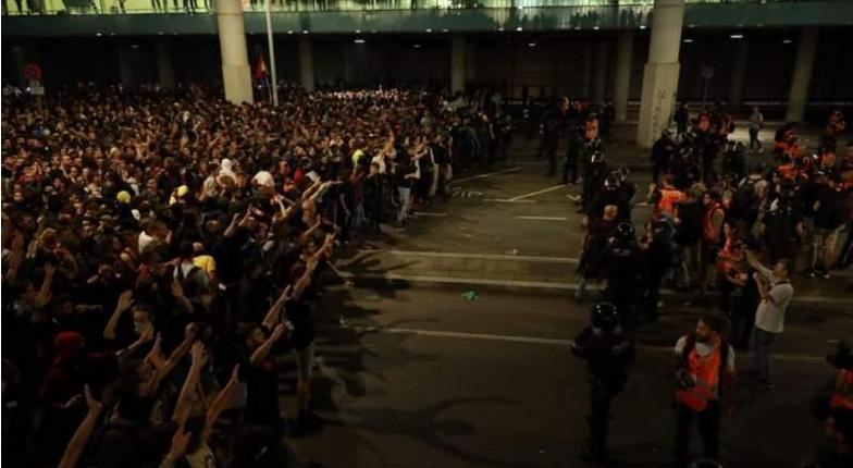 В Барселоне вспыхнули многотысячные протесты. Аэропорт Барселоны заблокирован