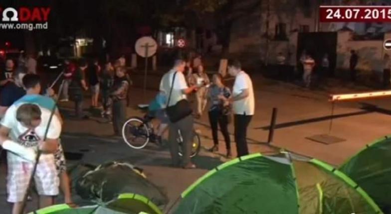 Протестующие разбили палаточный городок у особняка Плахотнюка