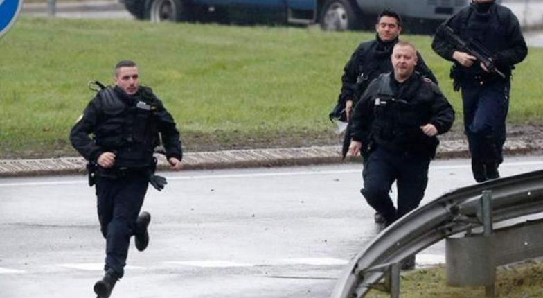 В пригороде Парижа идёт спецоперация по задержанию террористов