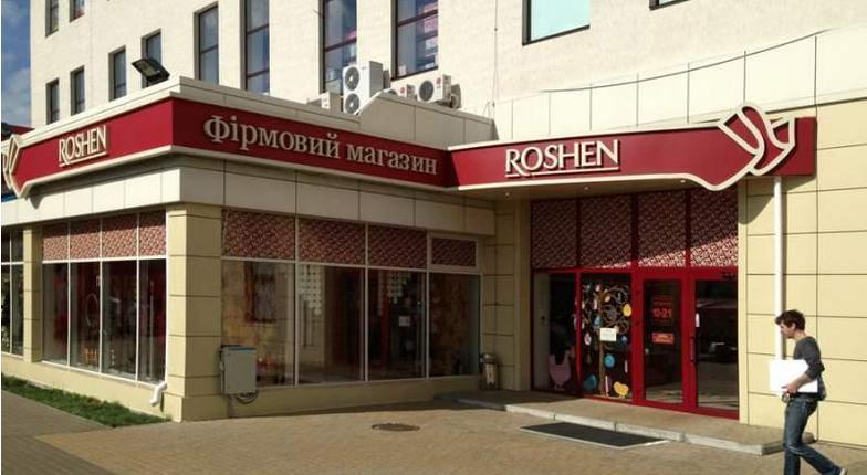 Фирменный магазин «Рошен» в Киеве закидали тортами