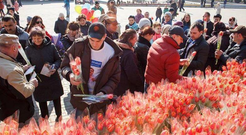 30 тысяч тюльпанов для женщин Молдовы от партии Ренато Усатого