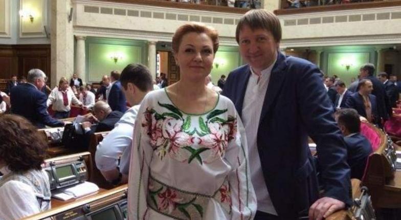Украинские депутаты провели парламентское заседание в вышиванках