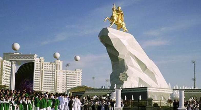 Президент Туркмении удостоился прижизненного памятника