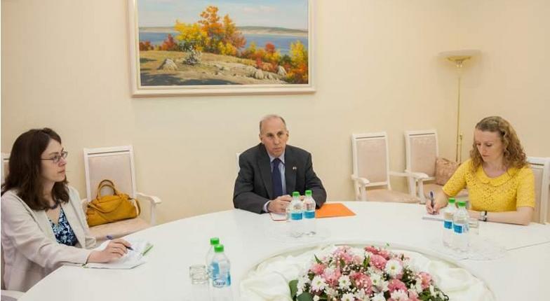Посол США поздравил правящий в Молдове режим с достижениями
