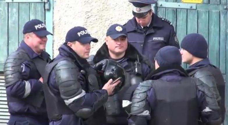 Спецподразделения полиции стянуты к суду, где рассматривается дело об аресте Усатого (ФОТО)