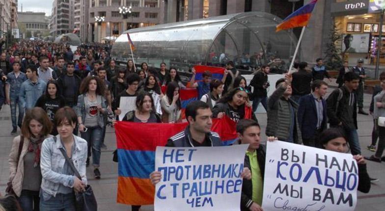 В Ереване закидали посольство России яйцами и монетами