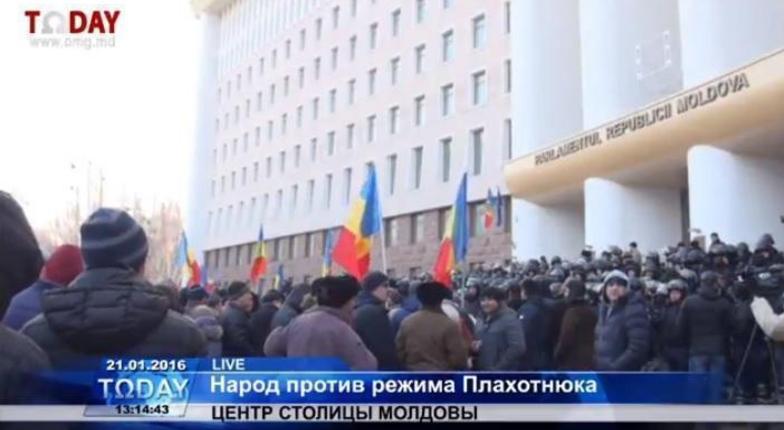 Десятки тысяч человек в центре Кишинева требуют досрочных выборов