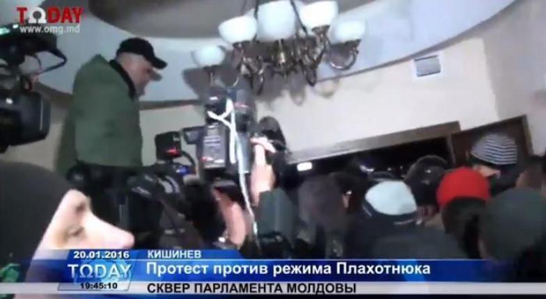 Депутатов и членов кабмина Молдовы тайно вывели из парламента, переодев в униформу полиции