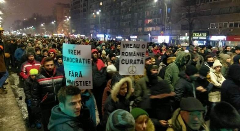 В Румынии возобновились многотысячные протесты против коррупционных инициатив властей (ФОТО)