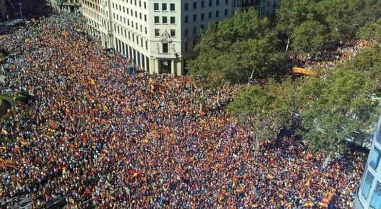 Сотни тысяч испанских унионистов вышли на улицы Барселоны (ФОТО)