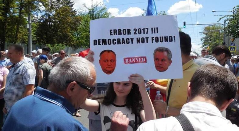 В Кишиневе прошел многотысячный митинг протеста против сговора Додона и Плахотнюка (ФОТО)