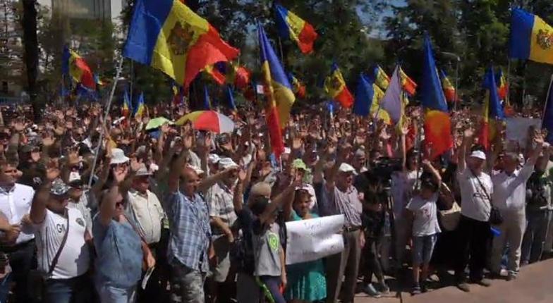 Многотысячный митинг потребовал санкций ЕС в отношении партий Плахотнюка, Додона и Лянкэ (ФОТО)