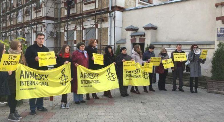 Amnesty International организовала протест против применения полицией пыток в отношении заключенных
