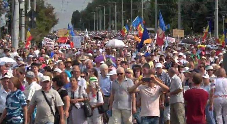 Десятки тысяч человек вышли на протест против режима Плахотнюка-Додона