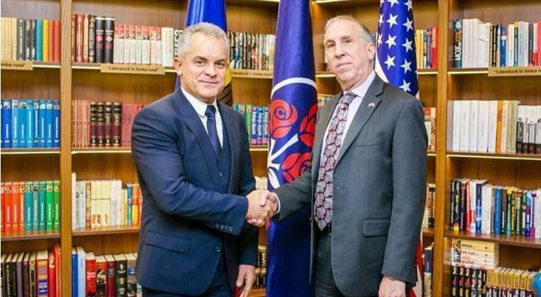 Посол США в Молдове призвал журналистов не стесняться задавать неудобные вопросы политикам