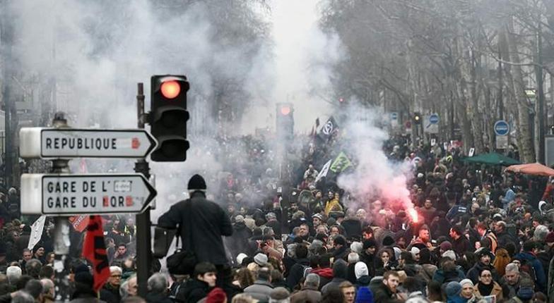Власти Франции пошли на уступки протестующим против роста цен на топливо