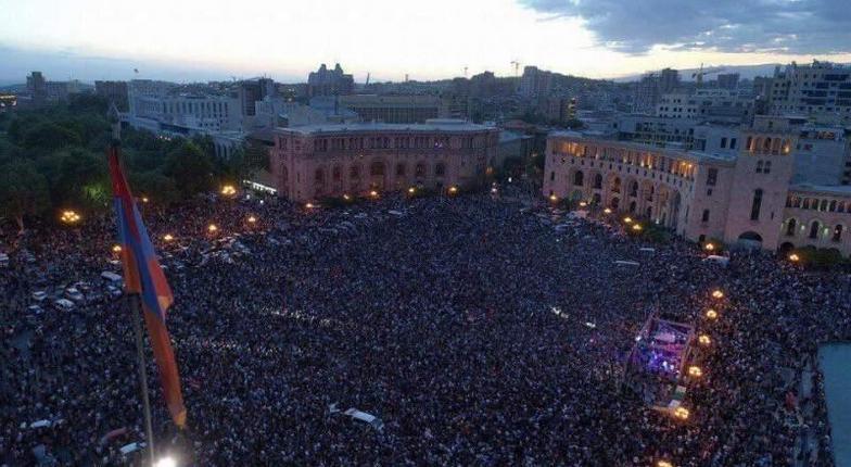 В Армении правящее большинство отказалось избирать премьер-министром лидера протестующих. Объявлено о всеобщей забастовке