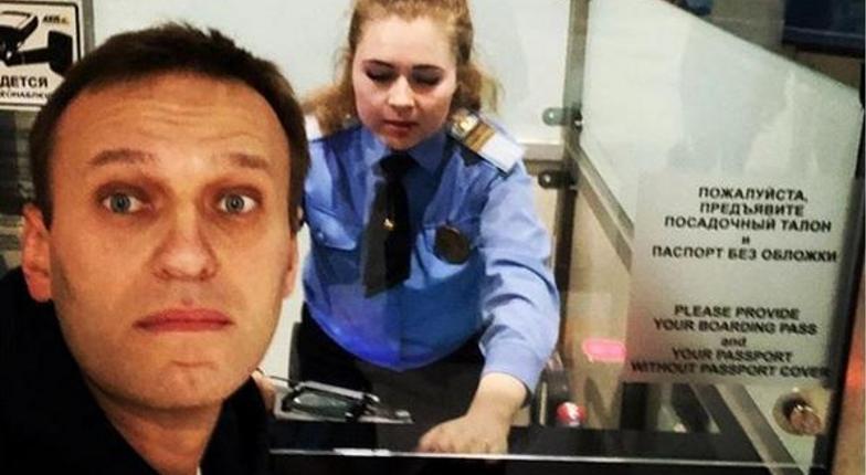 Российские власти пересмотрели свое решение о запрете на выезд Навальному