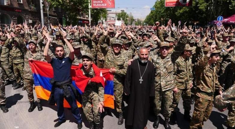 В Армении протестующие добились отставки премьер-министра Сержа Саргсяна