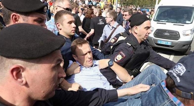 Российский оппозиционер Навальный арестован на 30 суток за акцию «Он нам не царь»