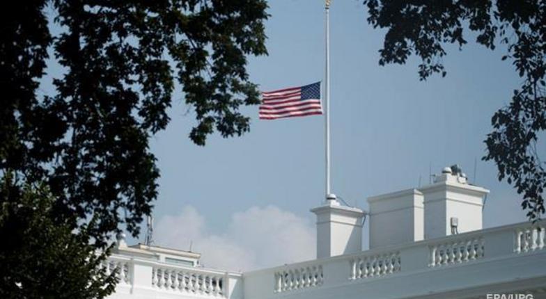 Трампа вынудили приспустить флаги в Белом доме в память о Маккейне