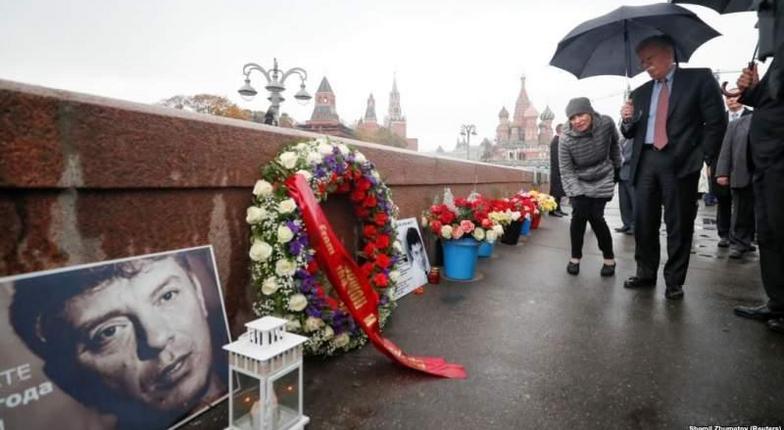 В Москве порвали венок от советника Трампа на месте убийства Немцова