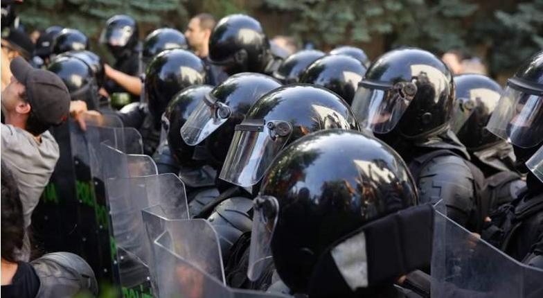Власти мобилизуют полицию голосовать за Демпартию Плахотнюка
