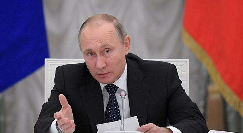 Путин подписал закон о штрафах за оскорбление власти