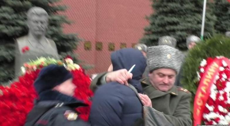 В России штрафуют за брошенные в памятник Сталину цветы