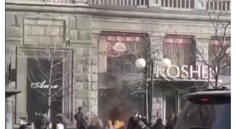 В Киеве за сутки подожгли два магазина фирмы Порошенко