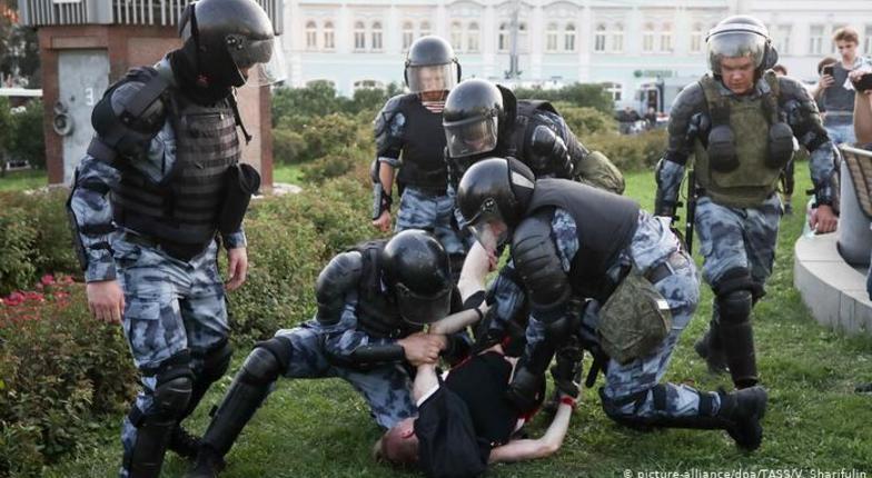 Евросоюз осудил нарушение свободы собраний на акции за свободные выборы в Москве