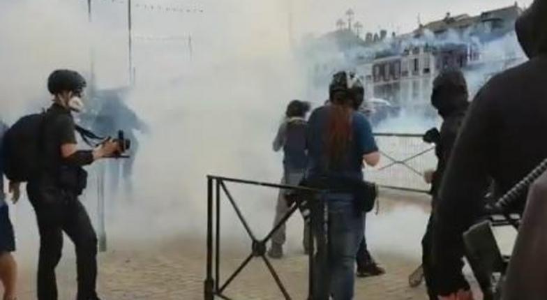 Полиция применила газ и водометы против противников саммита G7 во Франции