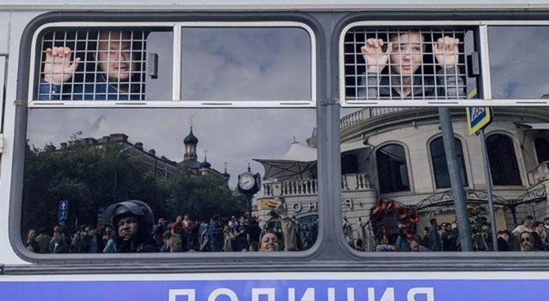 Евросоюз призвал российские власти освободить задержанных в ходе акции за свободные выборы