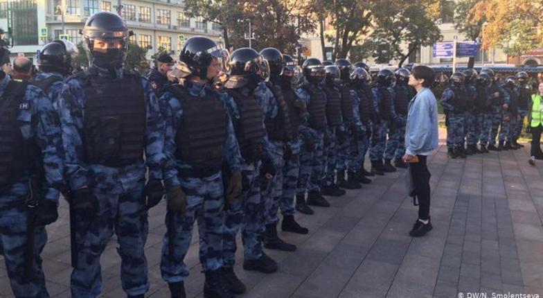 В 30 городах России проходят обыски у сотрудников штабов Навального
