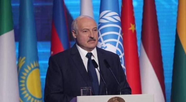 Лукашенко: Беларусь вынуждена наглухо закрыть границы с Украиной