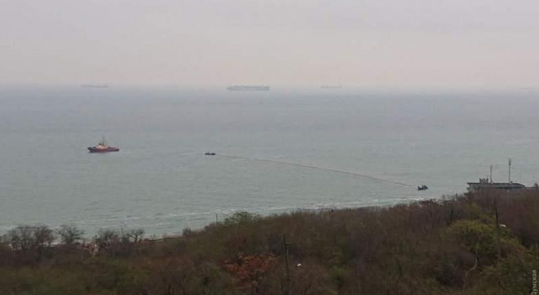 В Одессе очищают пляж и прибрежные воды после крушения танкера