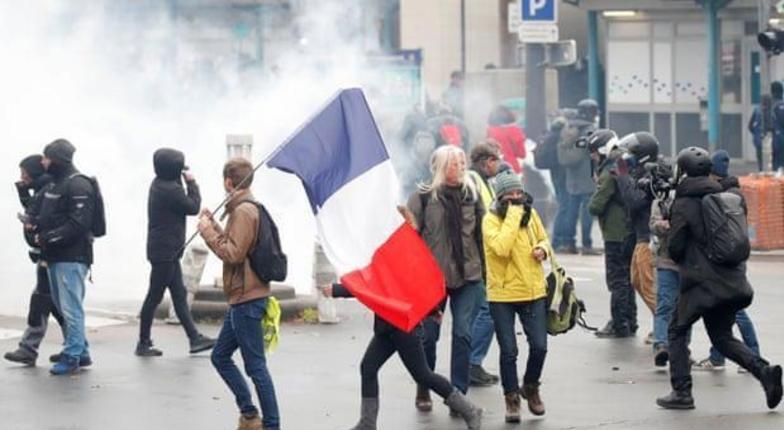 Массовые аресты и слезоточивый газ в Париже в годовщину 'желтых жилетов'
