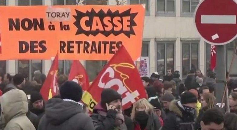 Во Франции не стихают массовые манифестации против пенсионной реформы