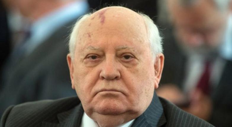 Горбачев считает длительные выходные причиной запоев в России