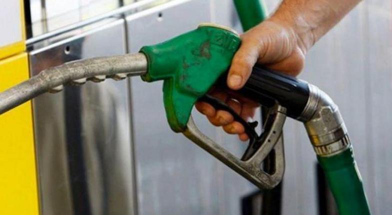 Впервые автозаправки понизили цену топлива после снижения котировок нефти