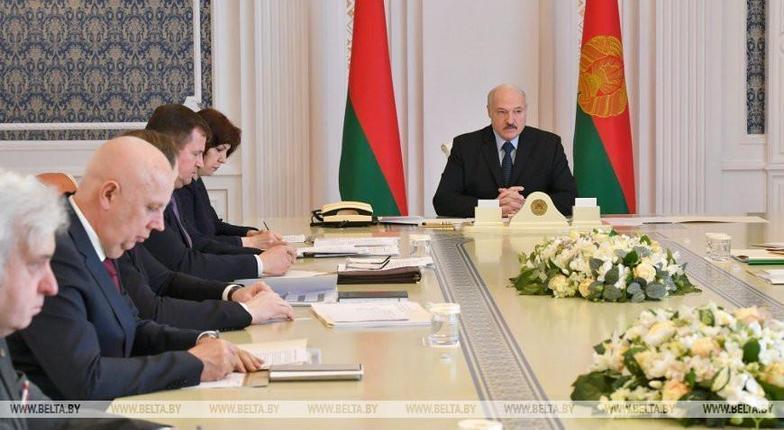 Лукашенко не намерен отменять парад Победы из-за коронавируса