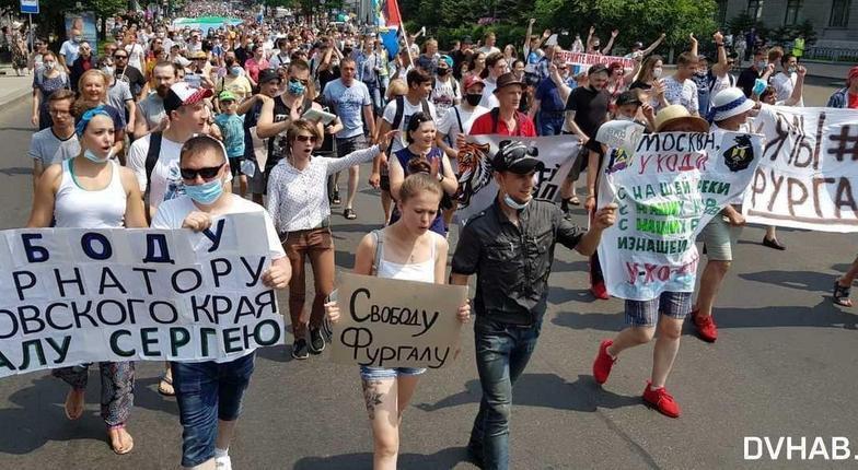В Хабаровске вновь вышли на протесты десятки тысяч человек