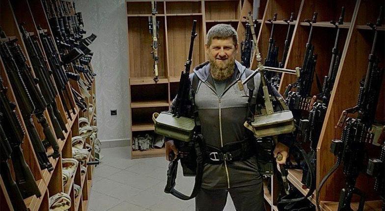 США ввели санкции против семьи Рамзана Кадырова. Кадыров взял в руки пулемет