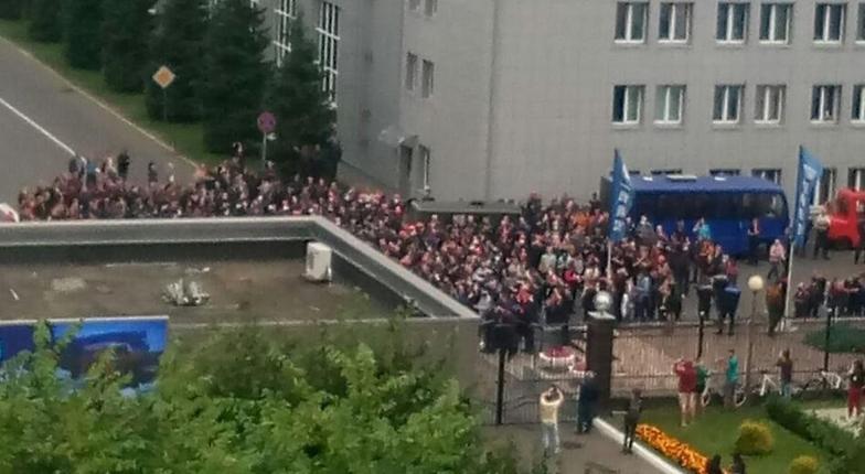 Рабочие БелАЗа вышли на забастовку с требованием "Уходи!"